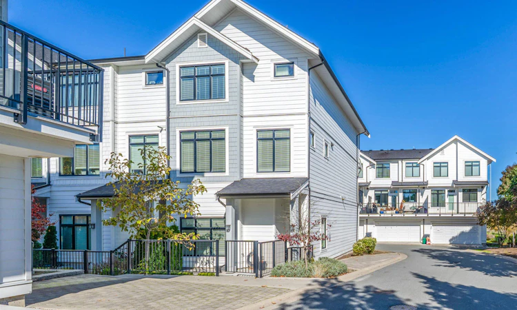 29-17557 100 Avenue