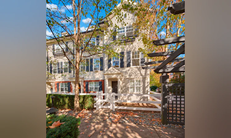 43-2495 Davies Avenue