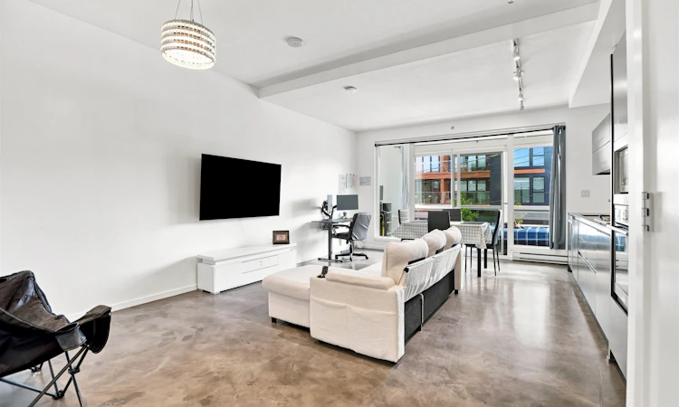 209-133 E 8th Avenue