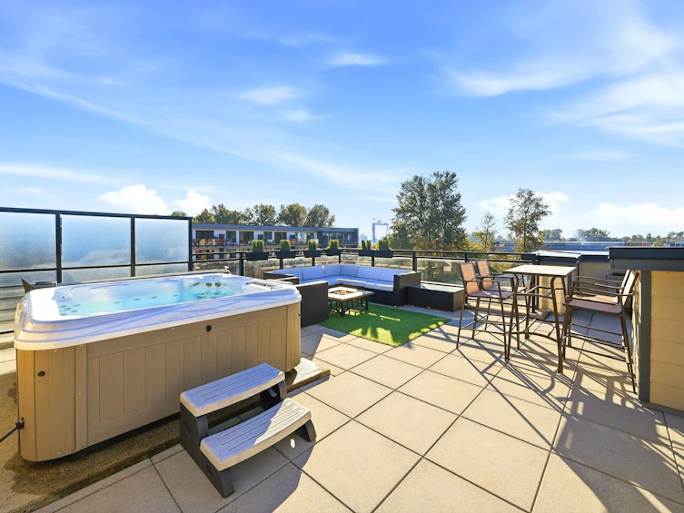 409-733 W 14th Street, North Vancouver, BC, V7M 0C6
