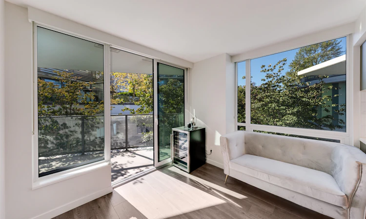 301-8189 Cambie Street