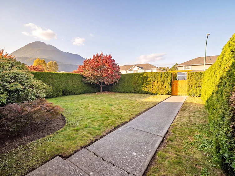 1824 Willow Crescent, Squamish, BC, V8B 0L9 - 2