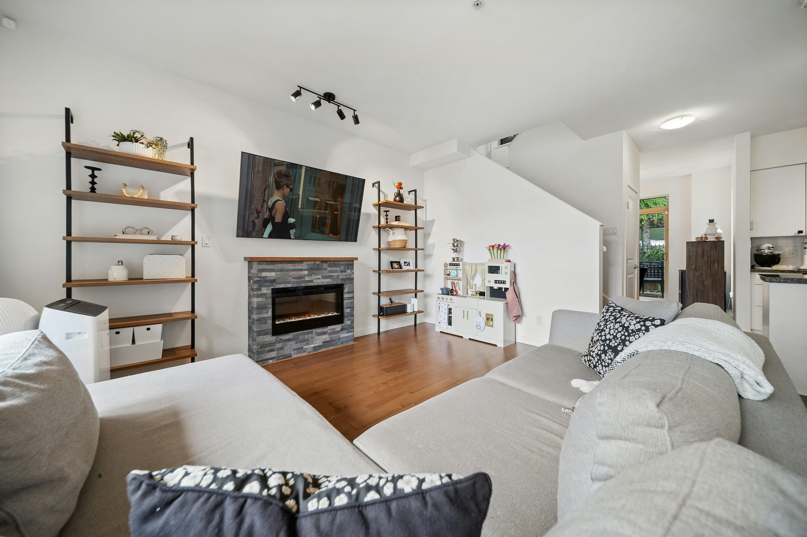 6-4132 Halifax Street, Burnaby, BC, V5C 6V1