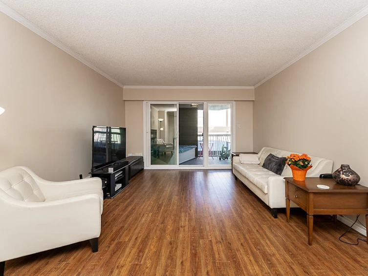 301-327 Ninth Street, New Westminster, BC, V3M 3V8 - 3