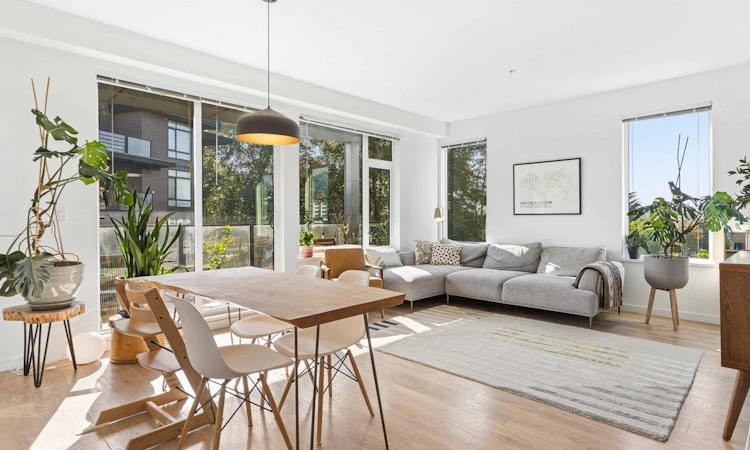 313-725 Marine Drive