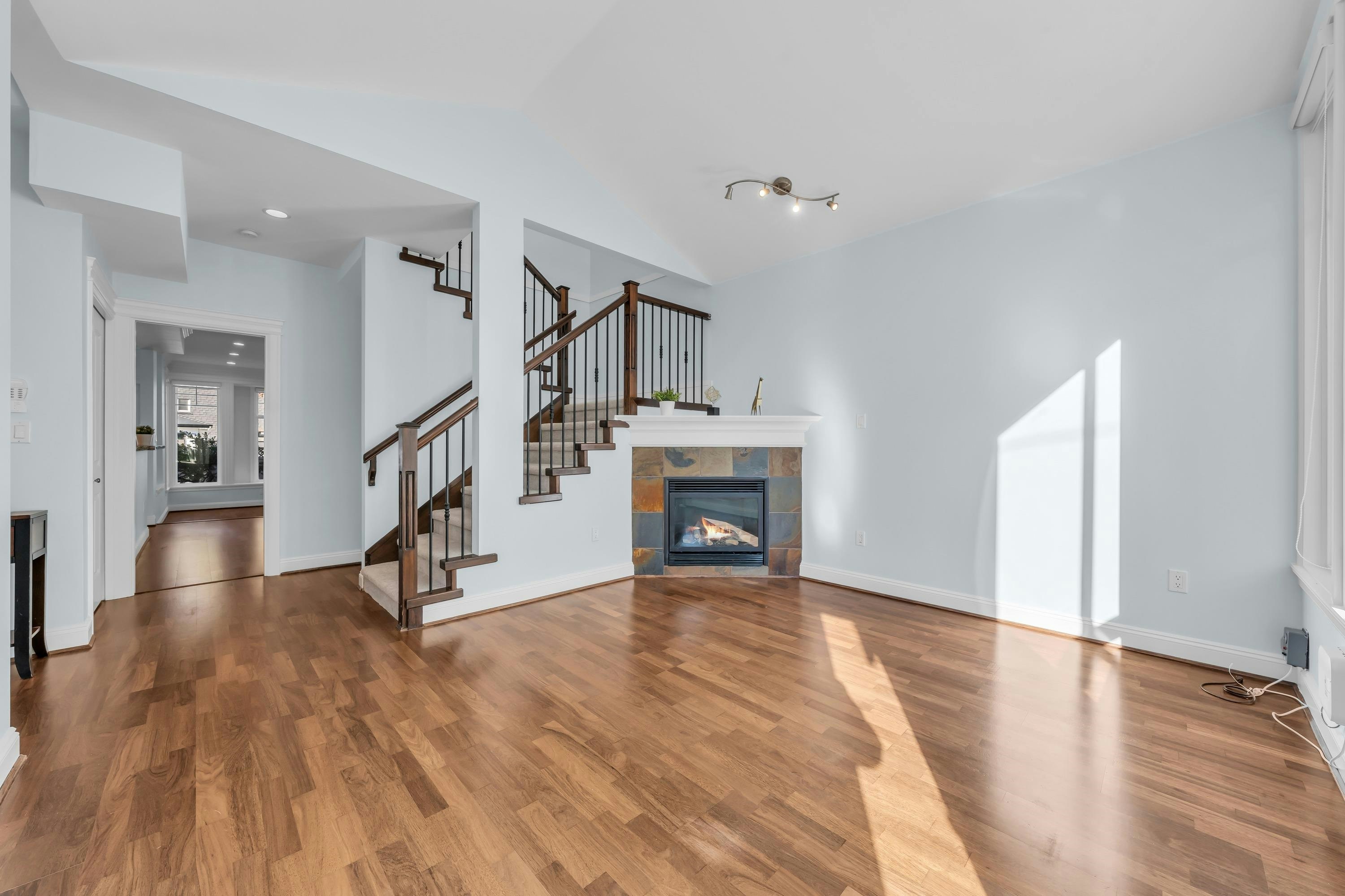 2411 George Street, North Vancouver, BC, V7P 2N4 - 9