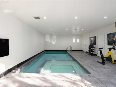 5585 148 Street - 3