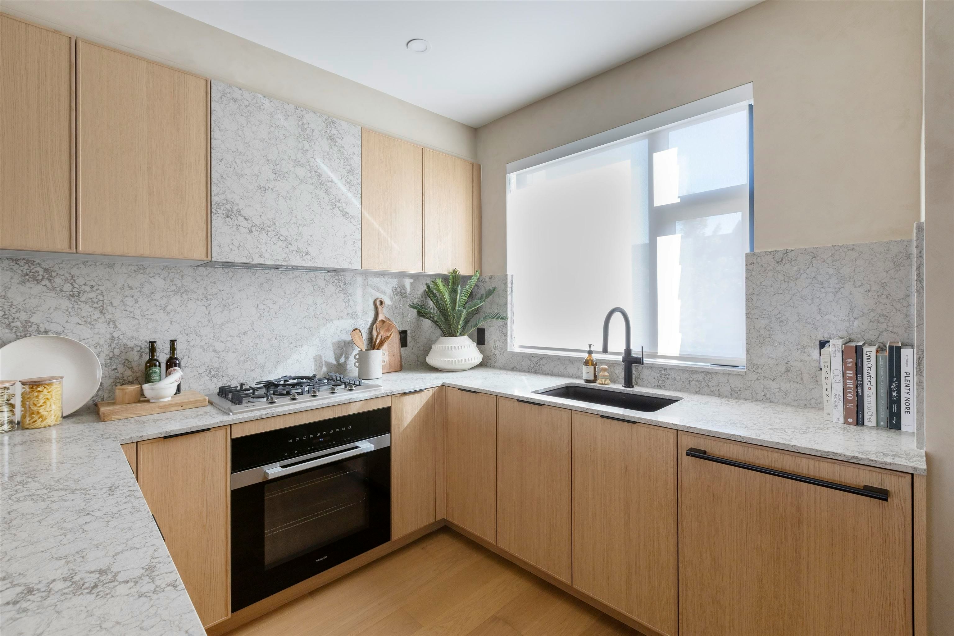 154-5377 Oak Street - 3