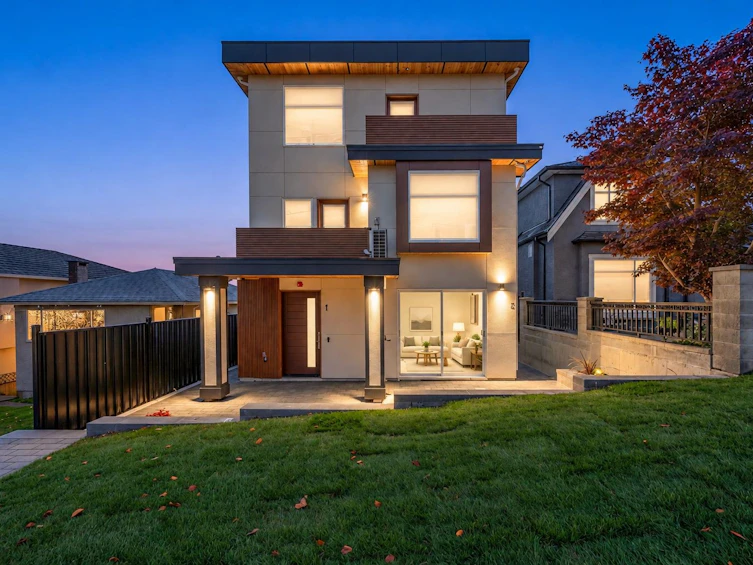 2-3034 E 5th Avenue, Vancouver, BC, V5M 1N8