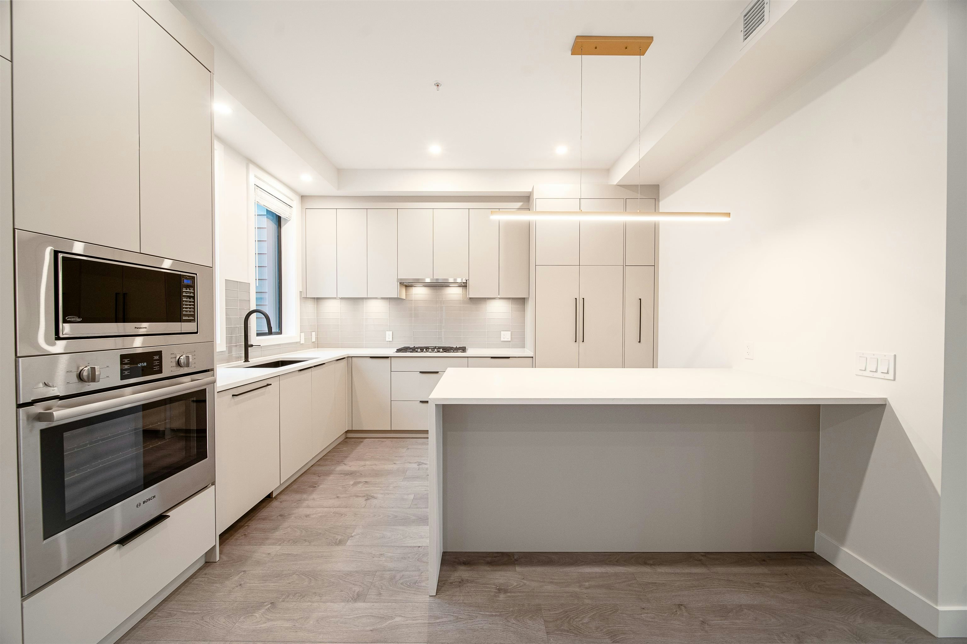 218-8699 Spires Road, Richmond, BC, V6Y 1W4