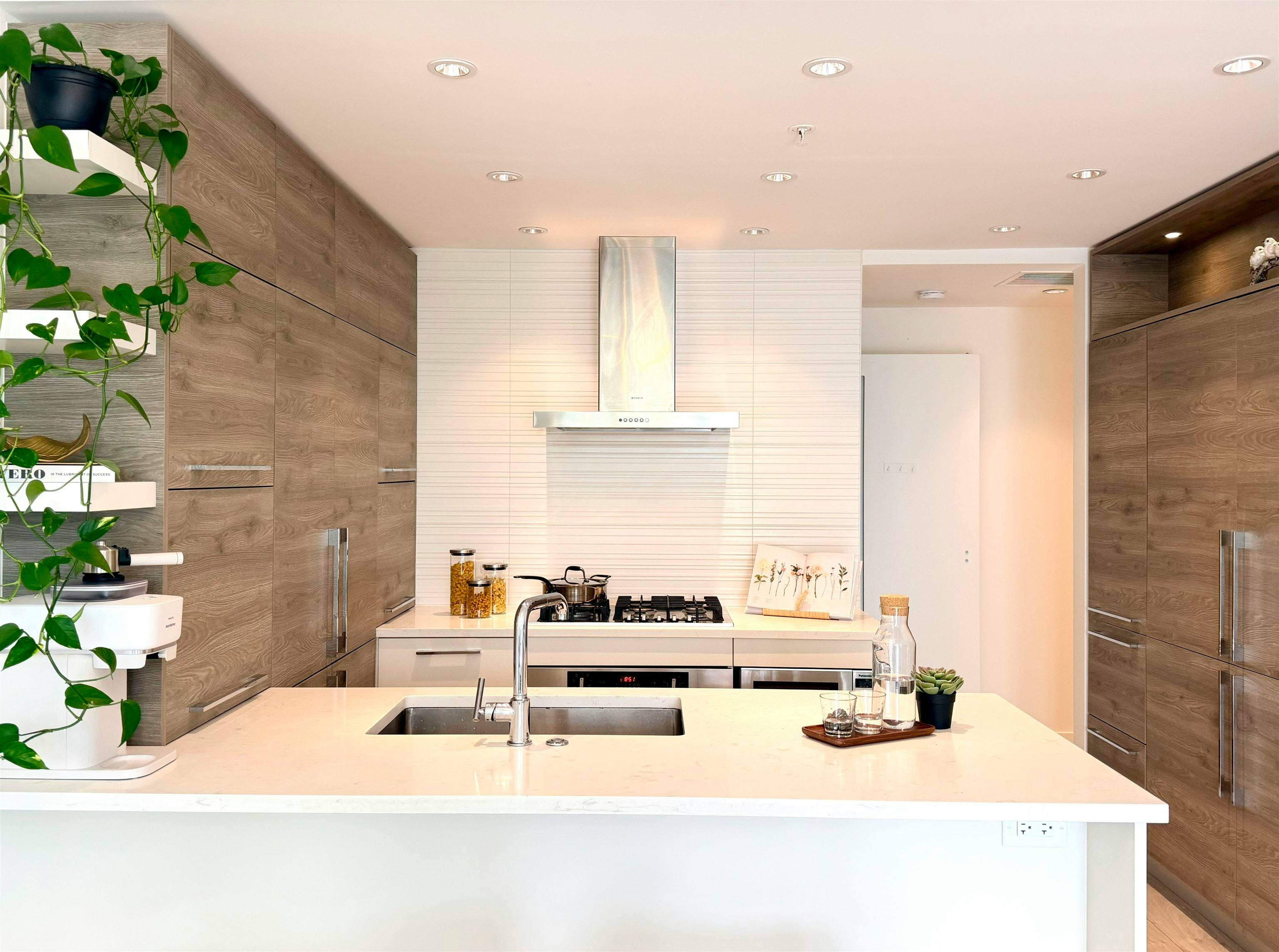 911-7388 Kingsway, Burnaby, BC, V3N 0G9