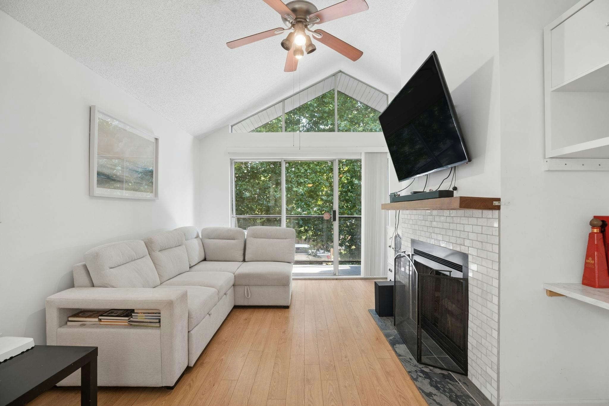 303-230 Mowat Street - 3