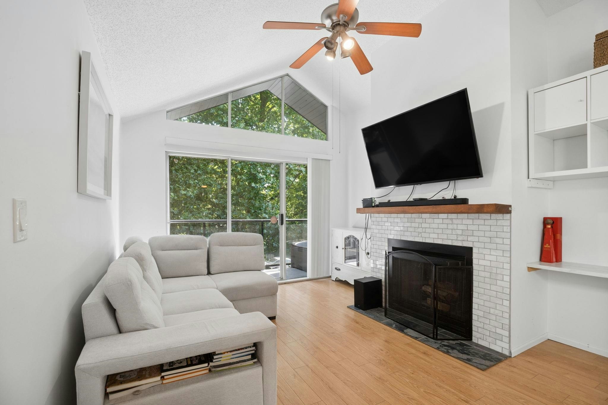 303-230 Mowat Street - 4