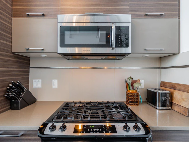 401-9150 University High Street, Burnaby, BC, V5A 0C5 - 8