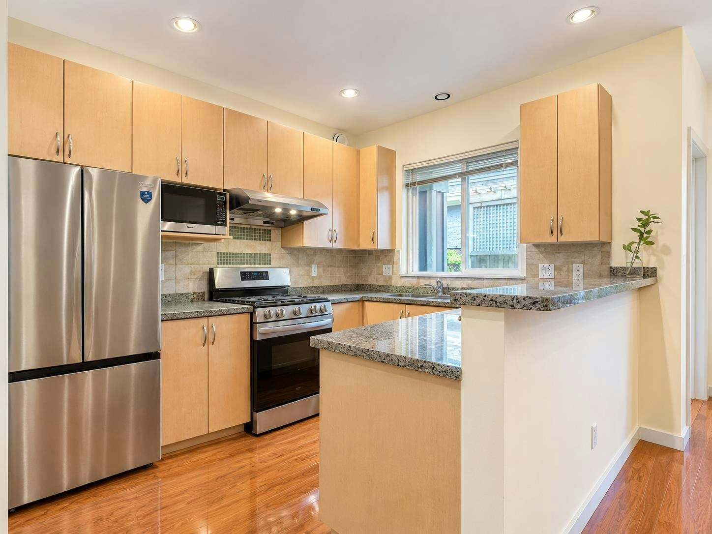 16-8600 No. 3 Road, Richmond, BC, V6Y 2E8 - 8