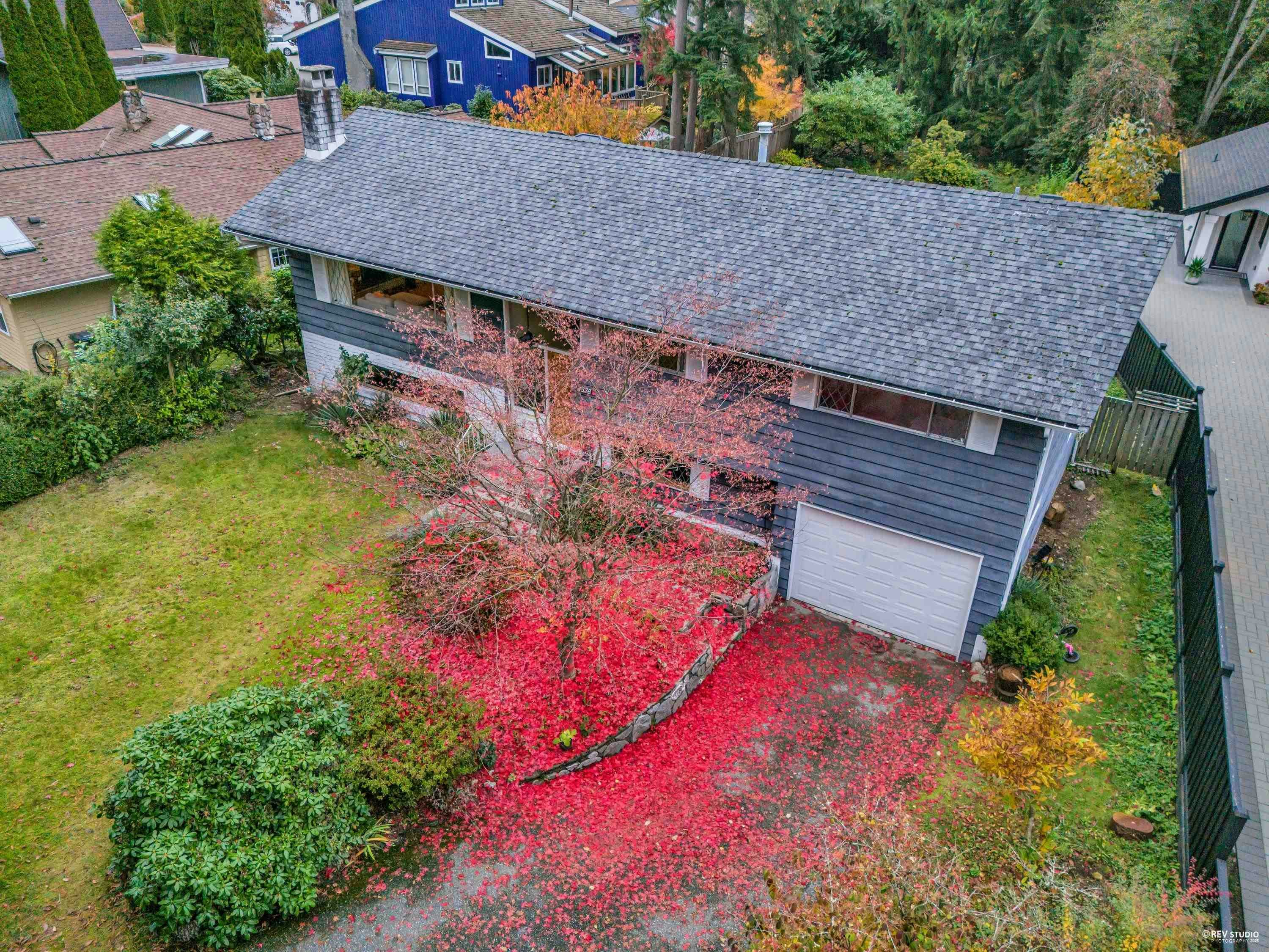 4578 Capilano Road, North Vancouver, BC, V7R 4K3 - 2