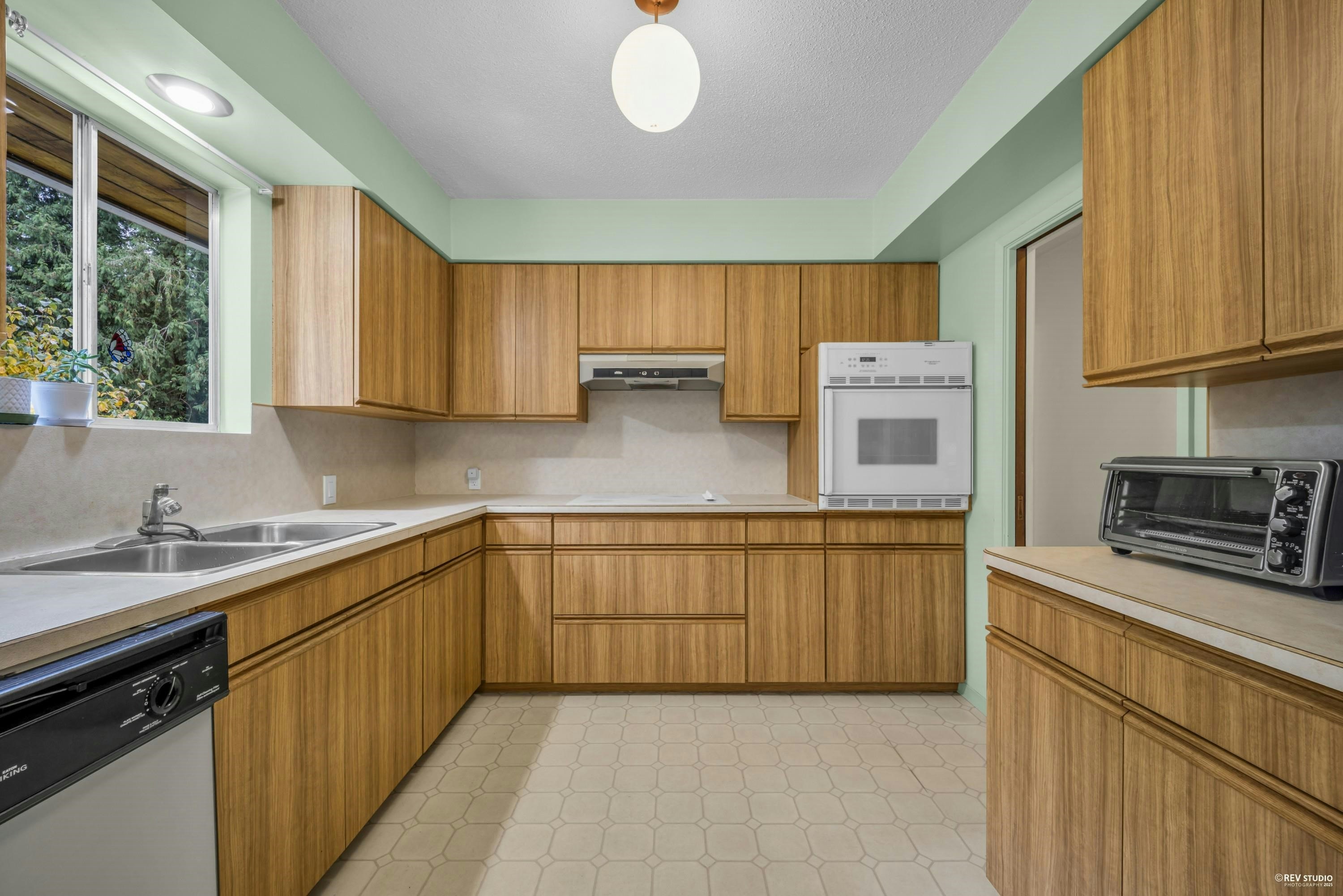 4578 Capilano Road, North Vancouver, BC, V7R 4K3 - 5