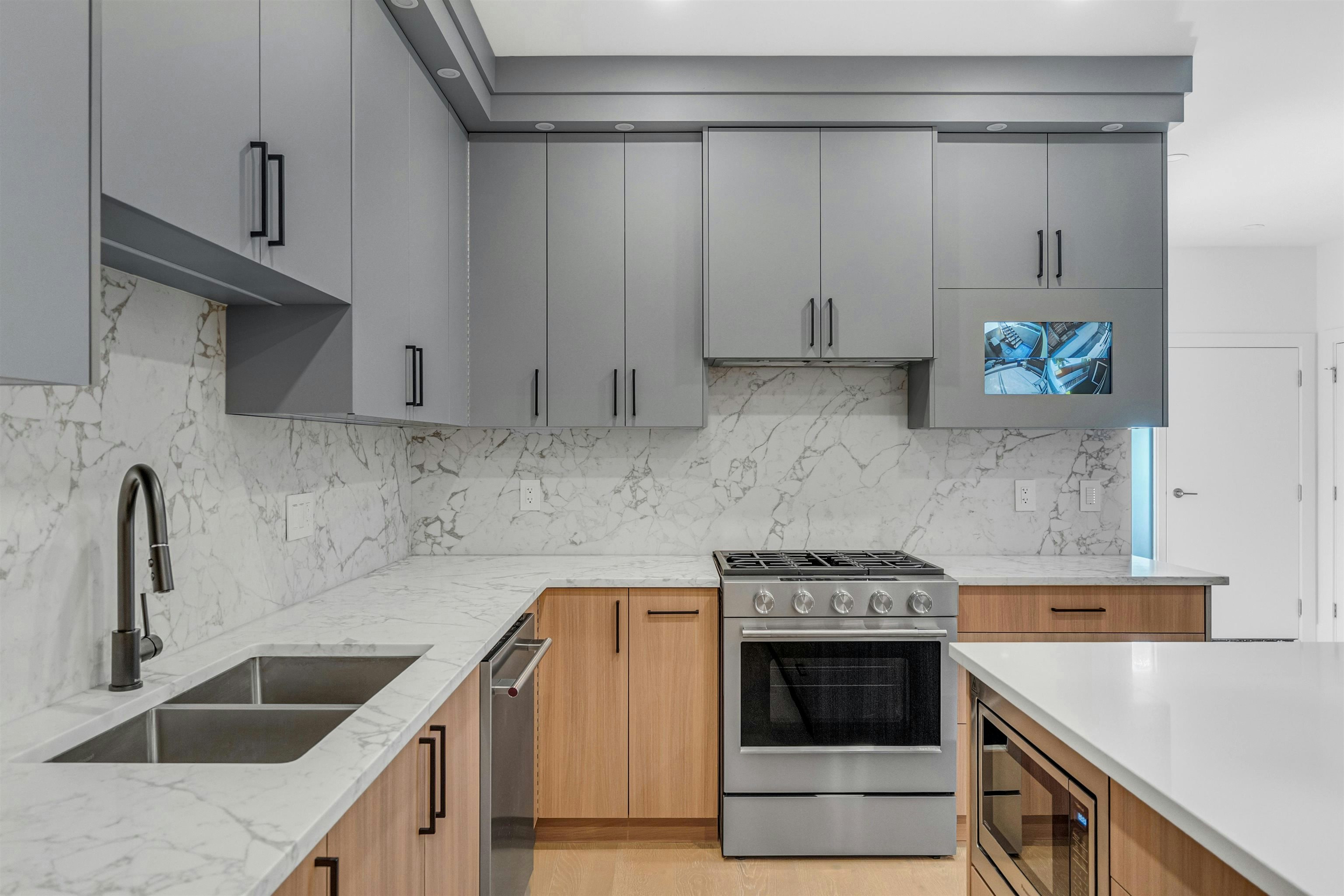 4-6176 Elgin Avenue - 3