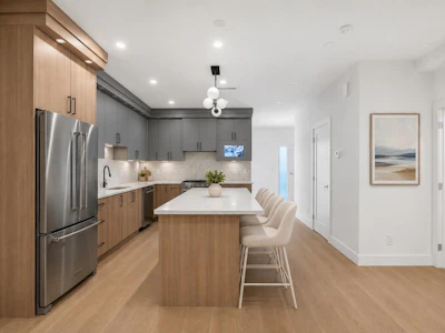 4-6176 Elgin Avenue - 2
