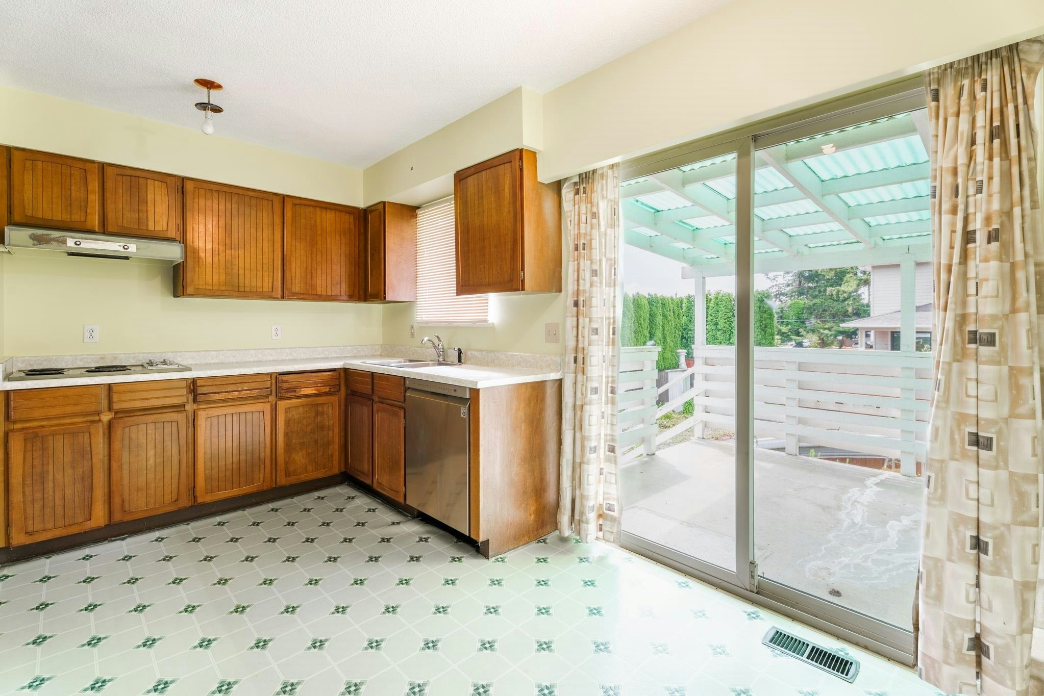 15732 Goggs Avenue, Surrey, BC, V4B 2N7 - 11