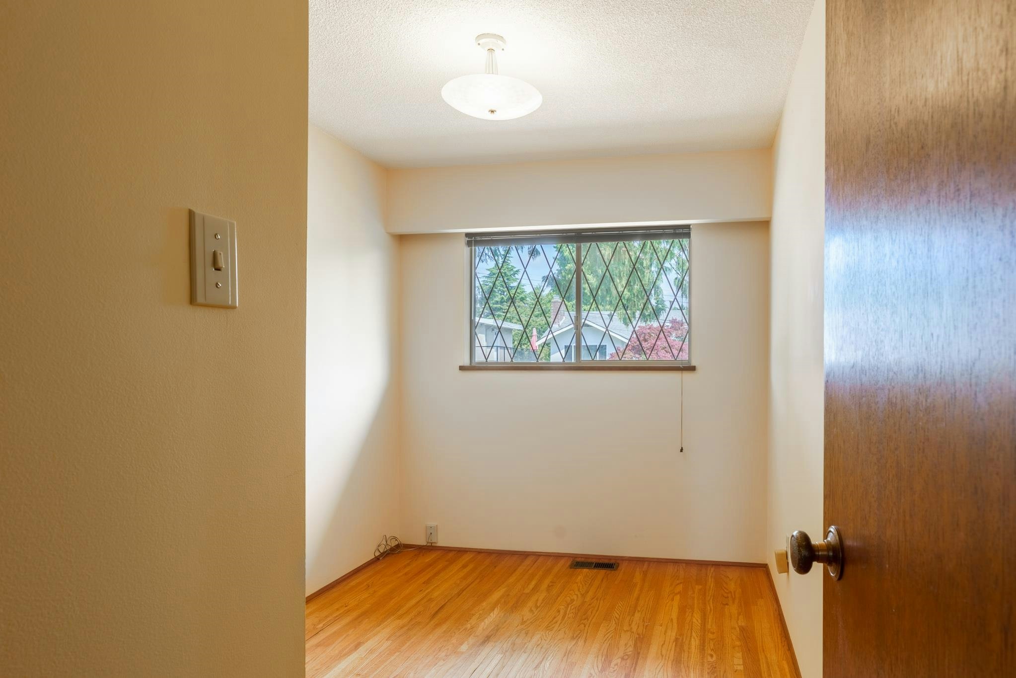 15732 Goggs Avenue, Surrey, BC, V4B 2N7 - 15