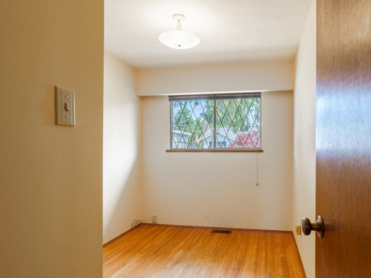 15732 Goggs Avenue, Surrey, BC, V4B 2N7 - 15