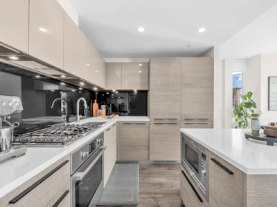 1104-6383 Mckay Avenue - 4