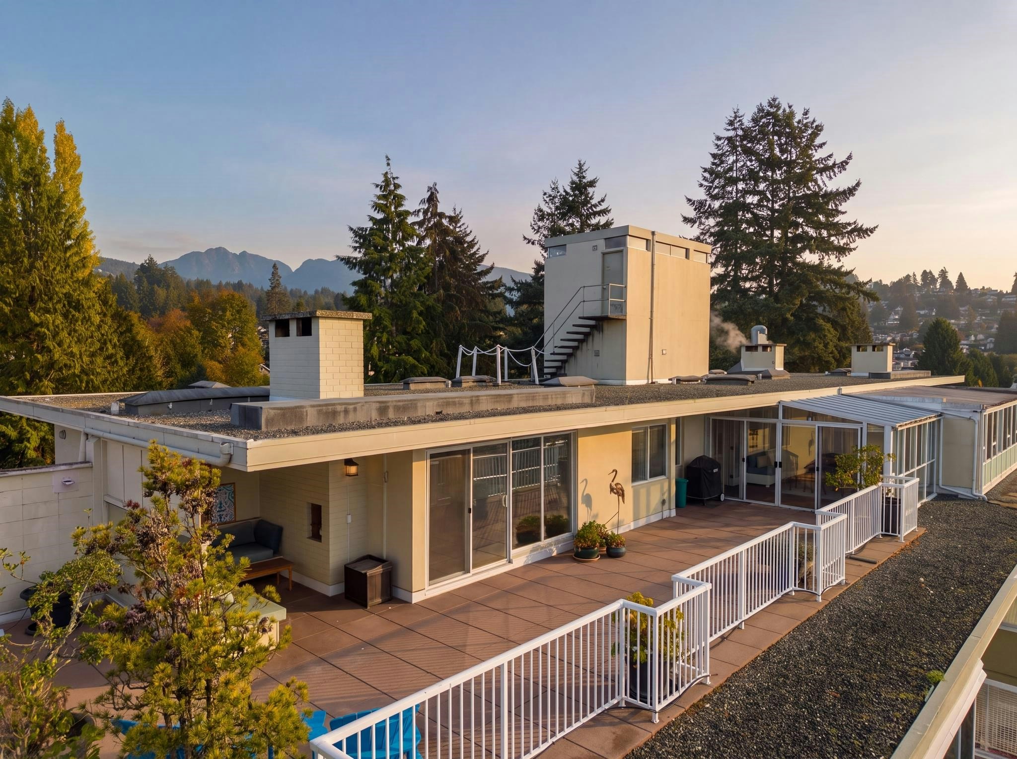 701-1425 Esquimalt Avenue, West Vancouver, BC, V7T 1L1