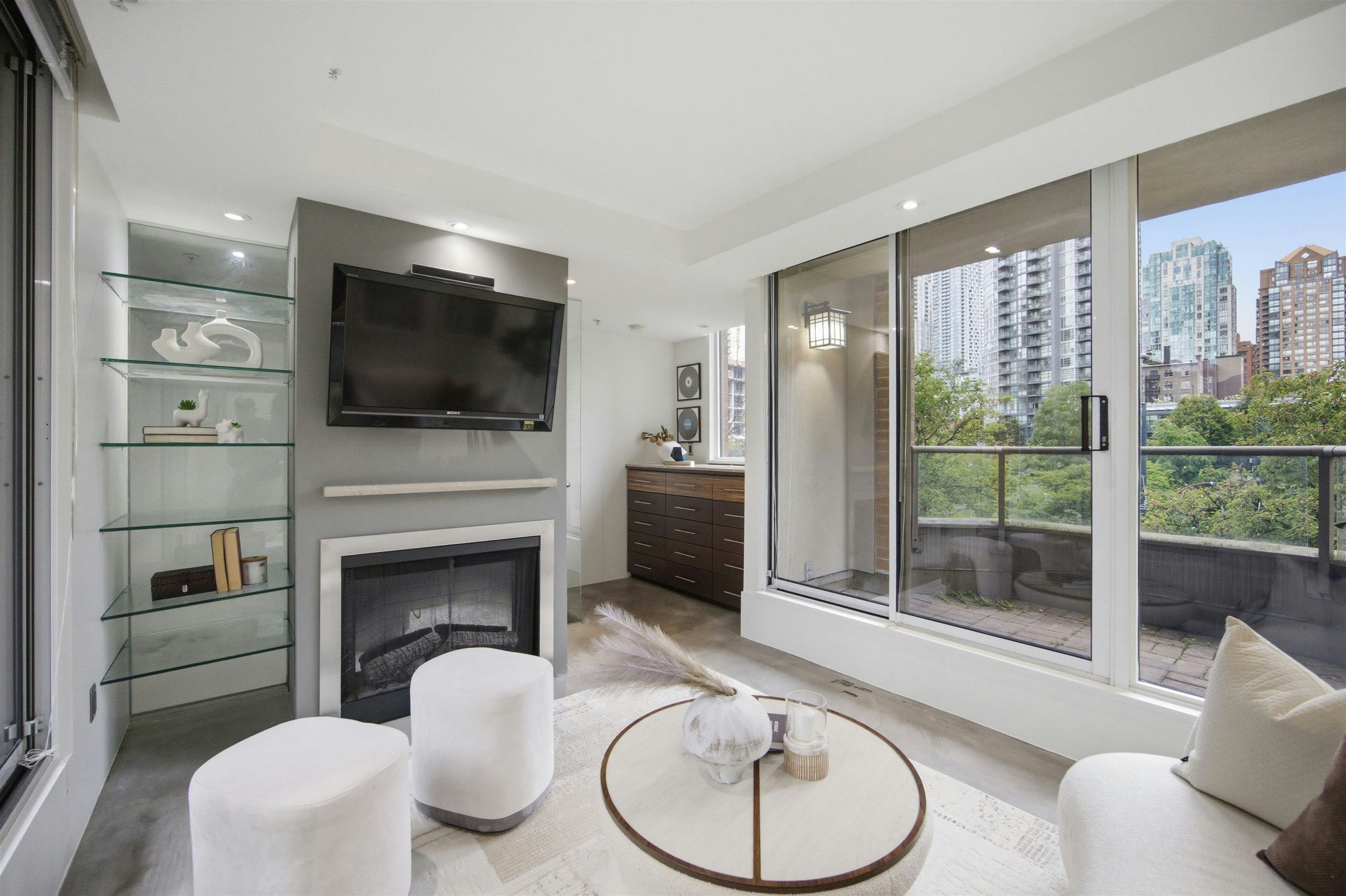 1182 Richards Street, Vancouver, BC, V6B 3E6
