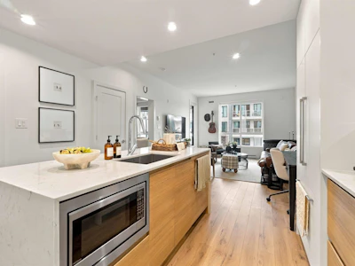 412-3131 Murray Street - 3