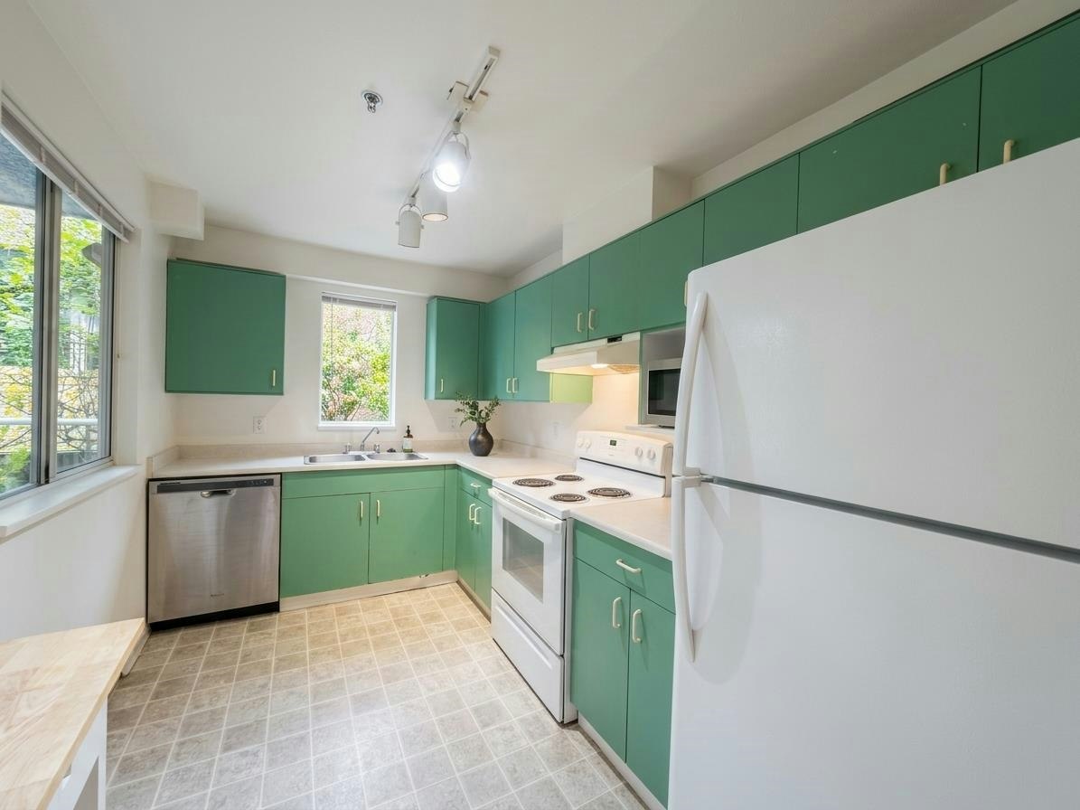 203-3720 W 8th Avenue, Vancouver, BC, V6R 1Z3 - 2