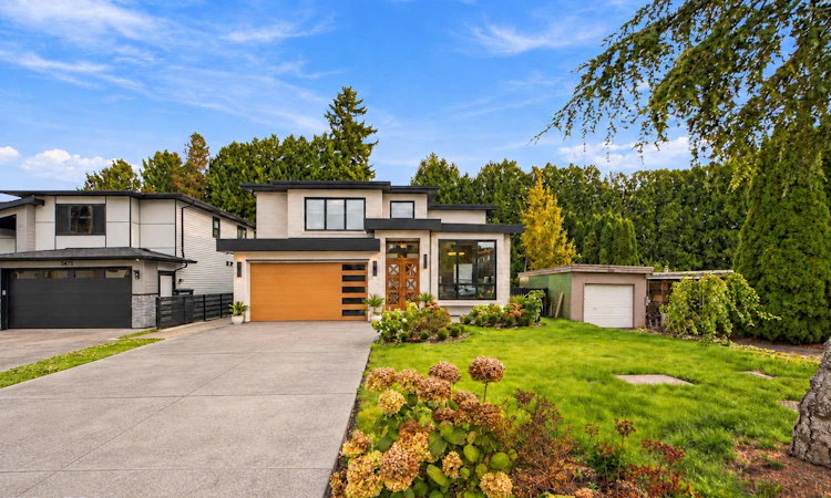 2118 Oakridge Crescent