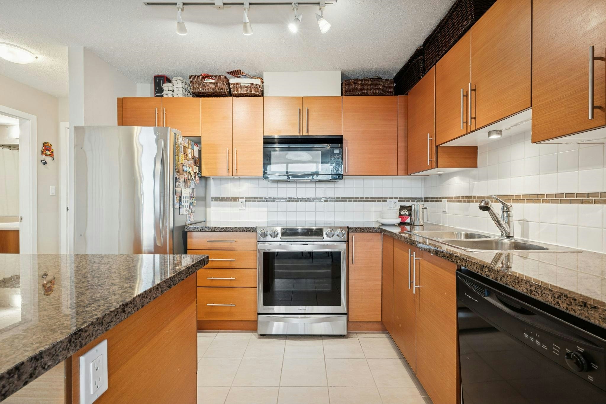1402-2225 Holdom Avenue, Burnaby, BC, V5B 0A1 - 9
