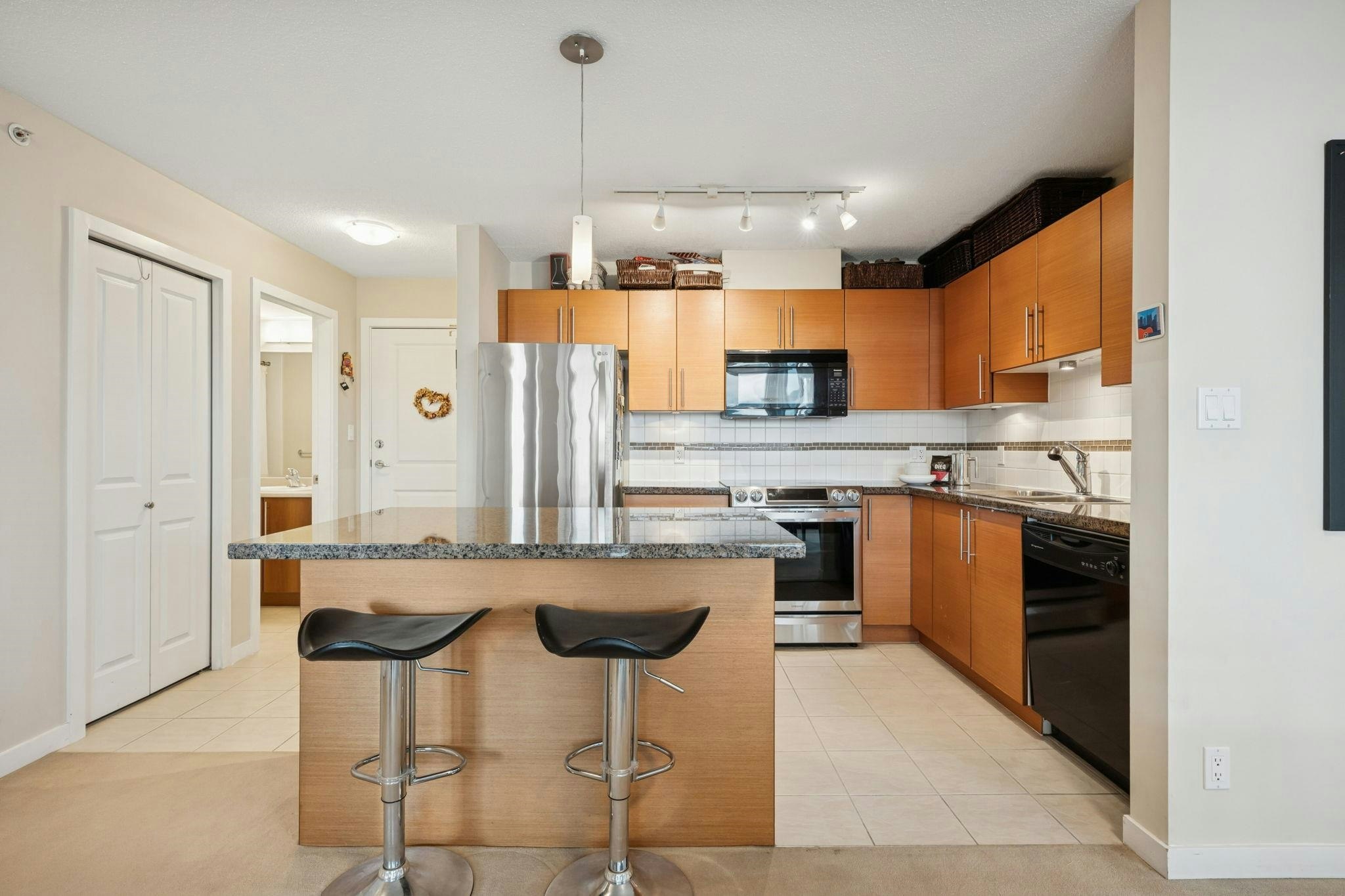 1402-2225 Holdom Avenue, Burnaby, BC, V5B 0A1 - 8