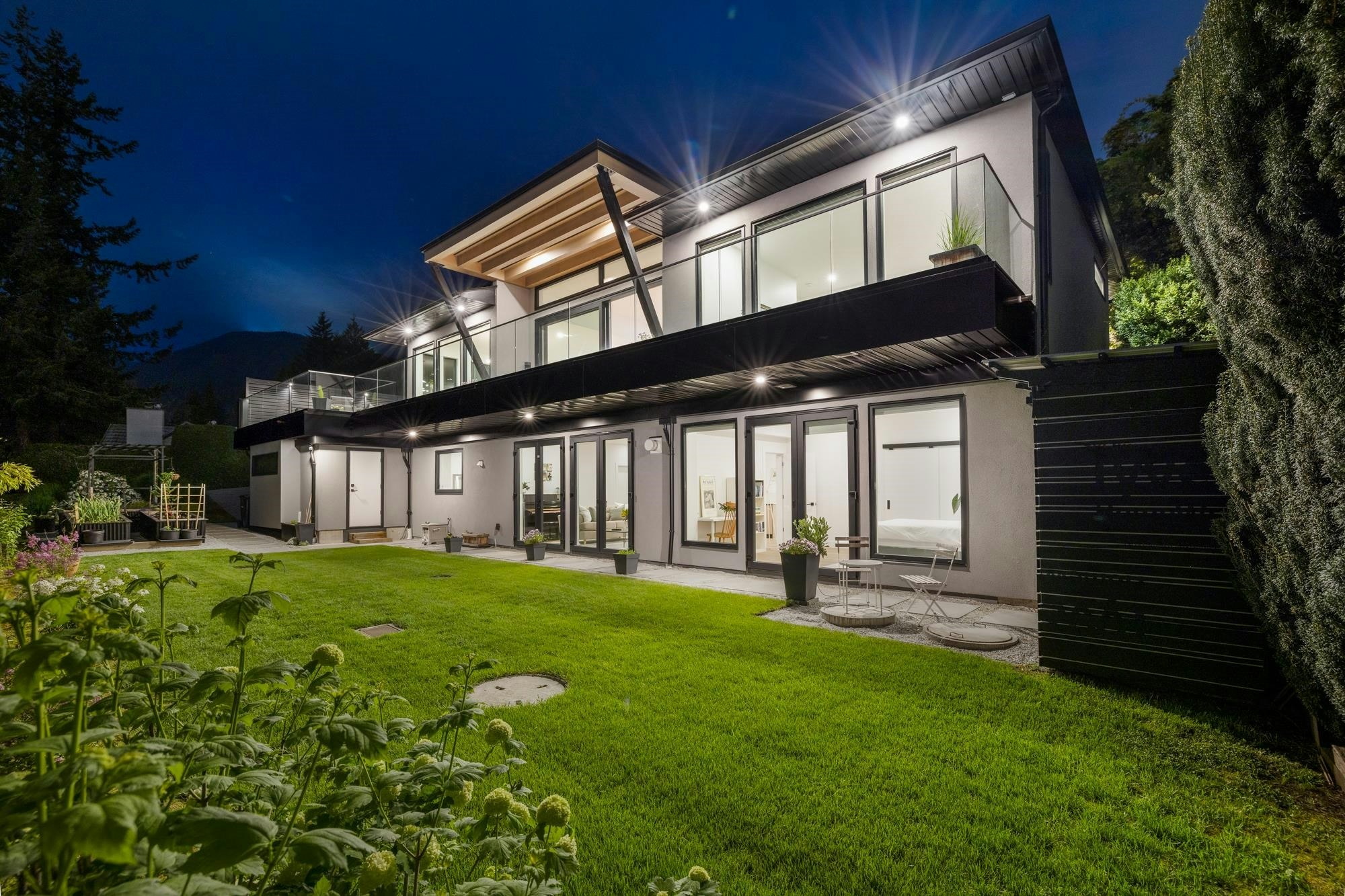 255 Sandringham Crescent, North Vancouver, BC, V7N 2R7 - 2