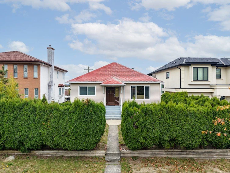 3951 Slocan Street, Vancouver, BC, V5R 1Y7