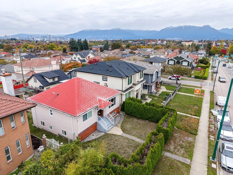 3951 Slocan Street, Vancouver, BC, V5R 1Y7 - 3