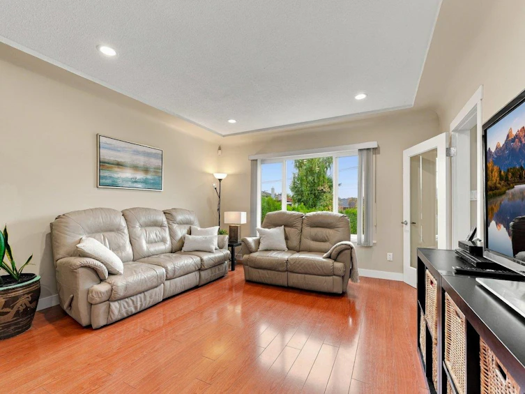 3951 Slocan Street, Vancouver, BC, V5R 1Y7 - 8