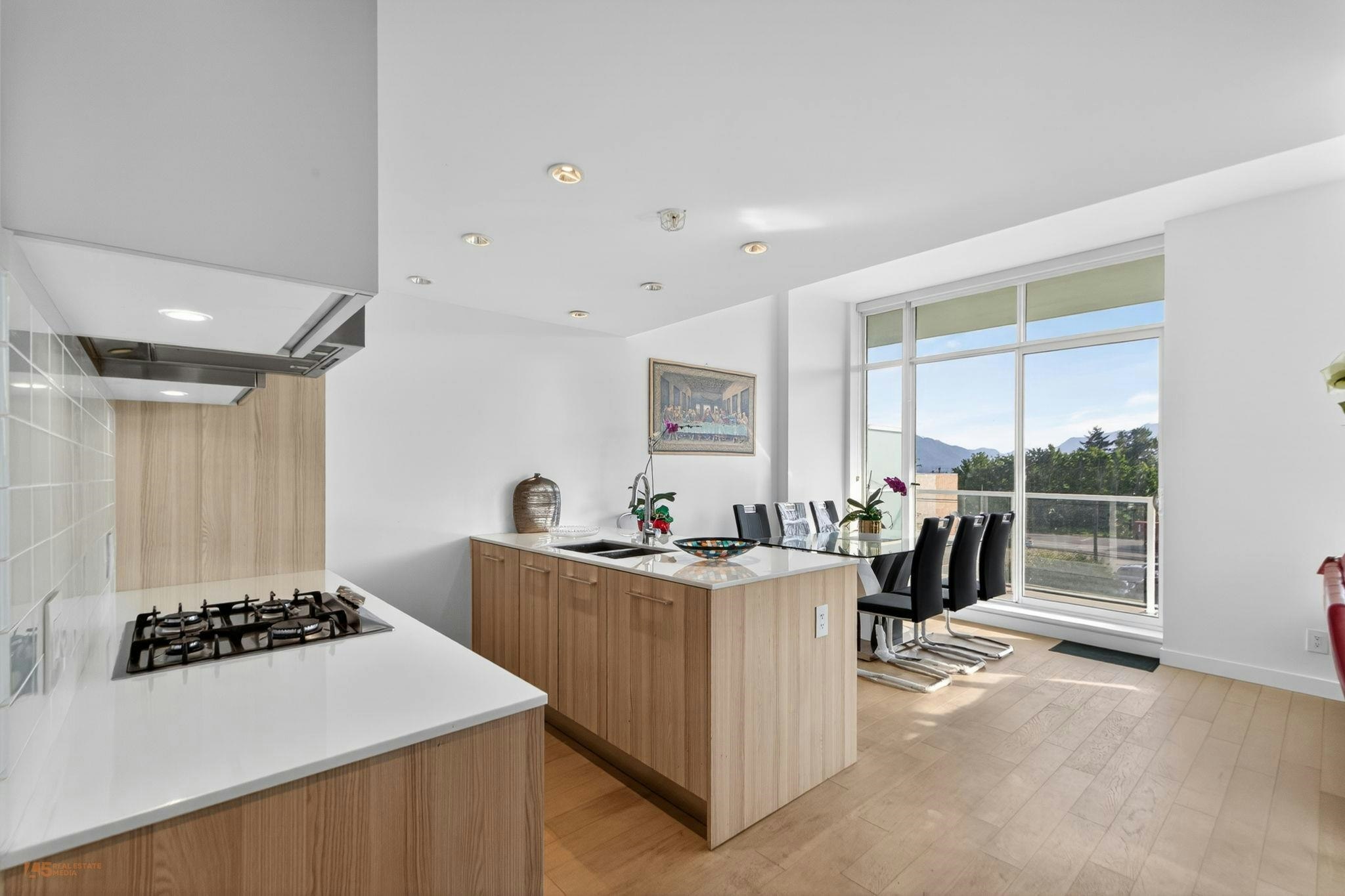 312-2220 Kingsway - 2