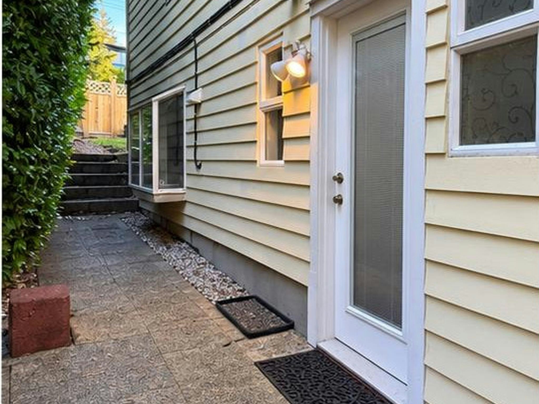 23** Bridgeman Avenue, North Vancouver, BC, V7P 3P4 - 2