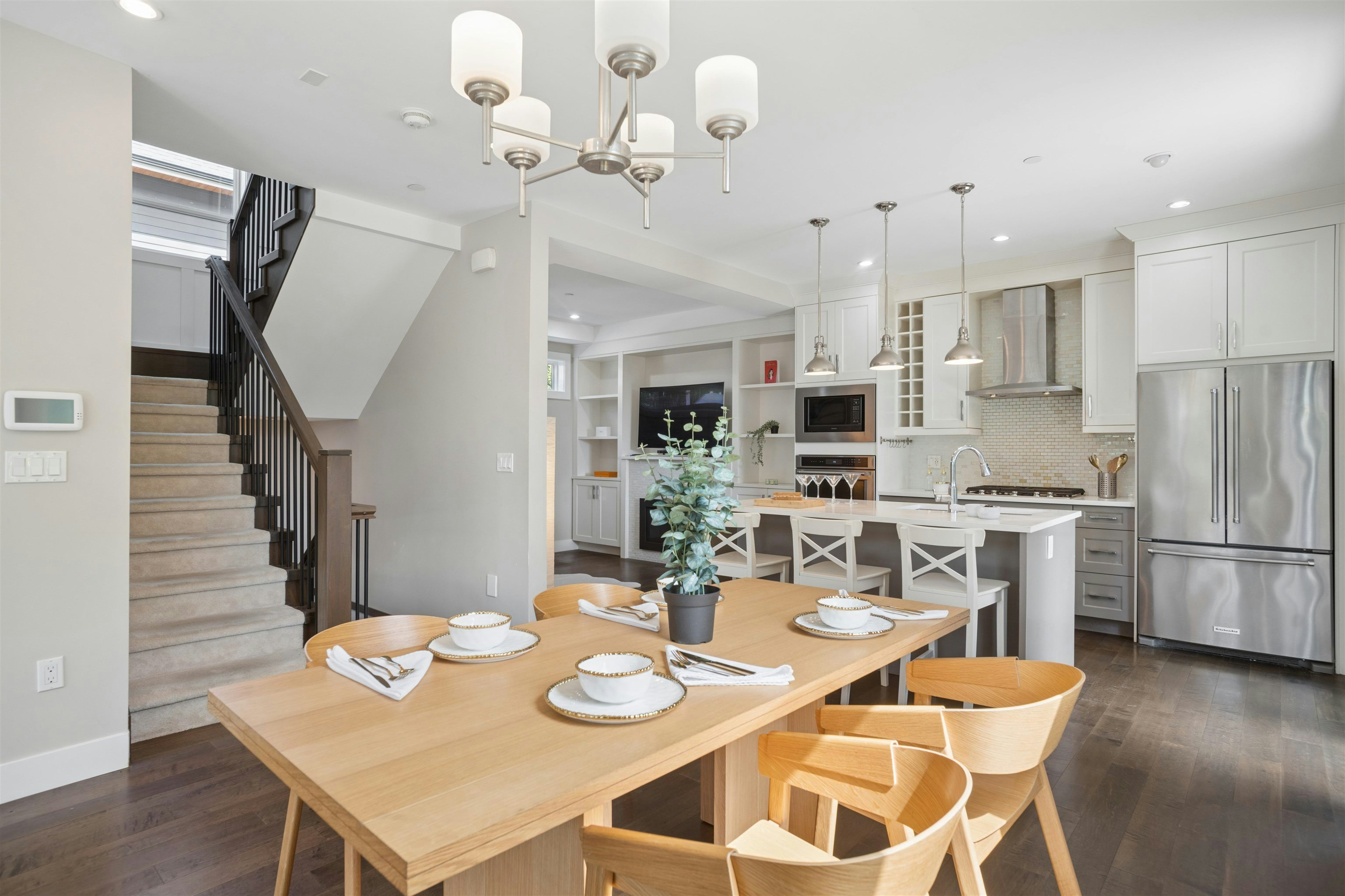 2020 Carson Court, North Vancouver, BC, V7M 0E1
