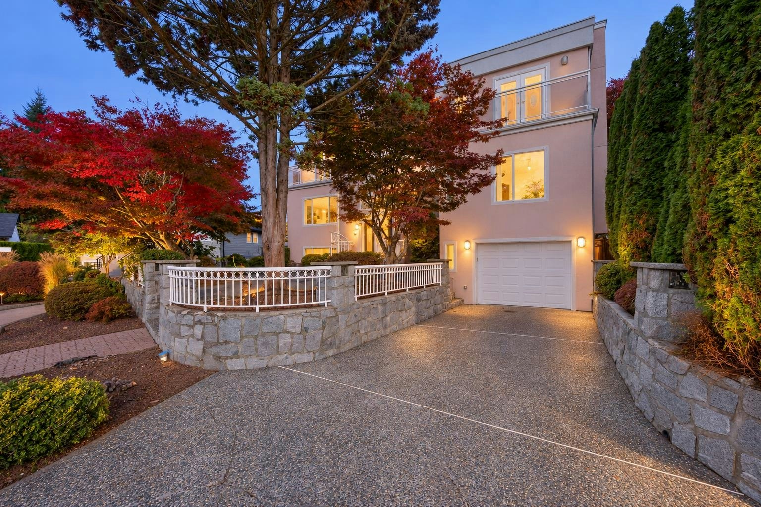 825 Everett Crescent - 2
