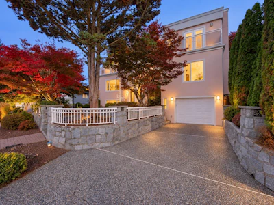 825 Everett Crescent - 2
