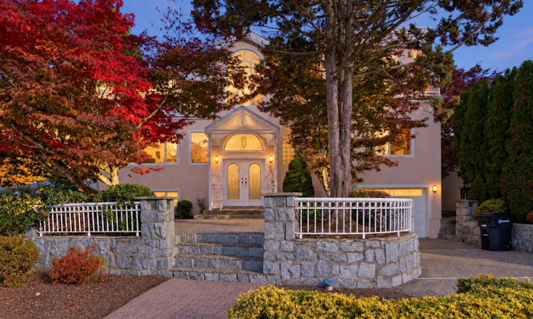 825 Everett Crescent