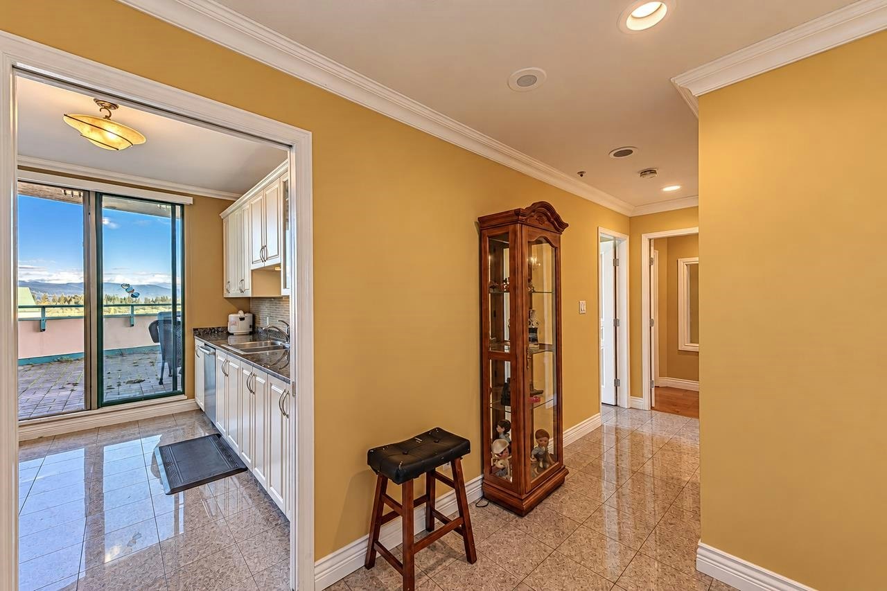 2102-3071 Glen Drive - 4