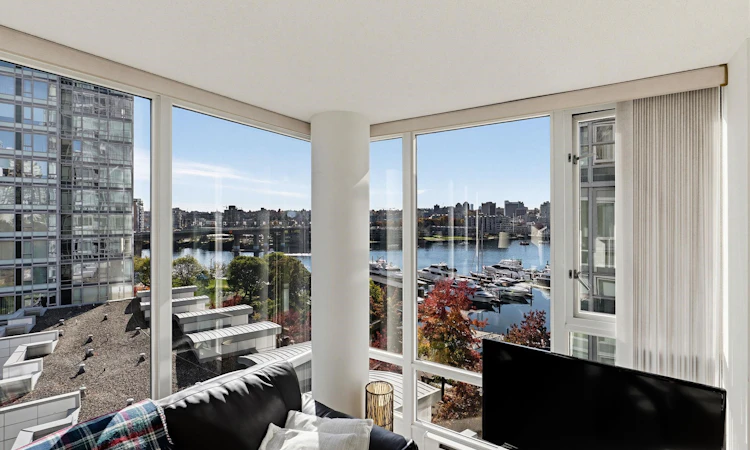 901-1067 Marinaside Crescent