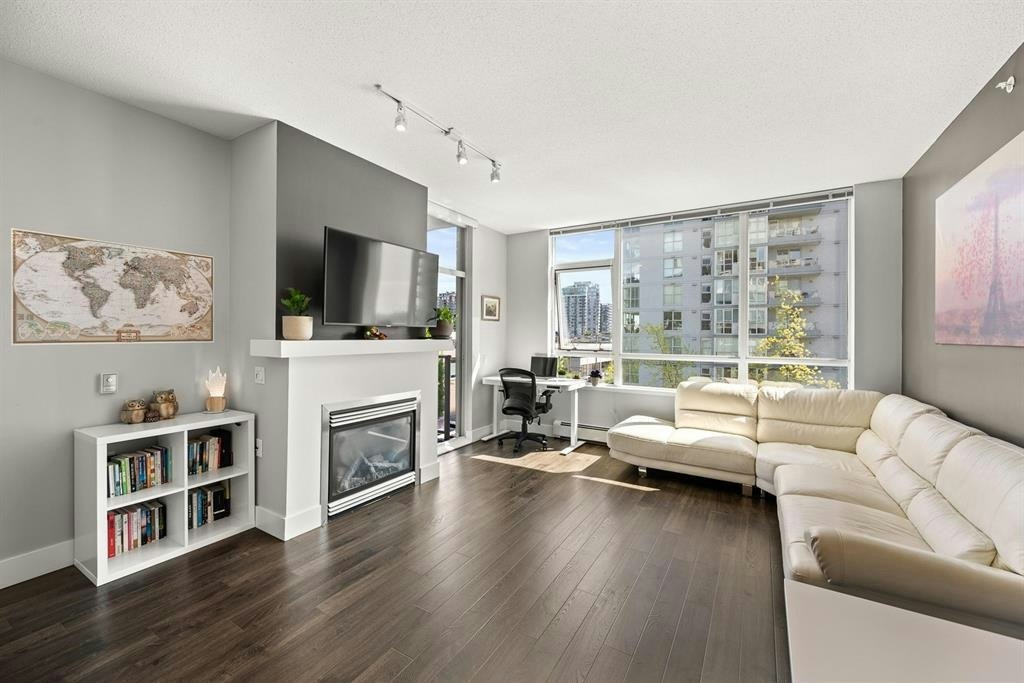 405-120 W 16 Street - 4
