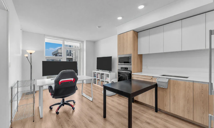 1304-6633 Buswell Street
