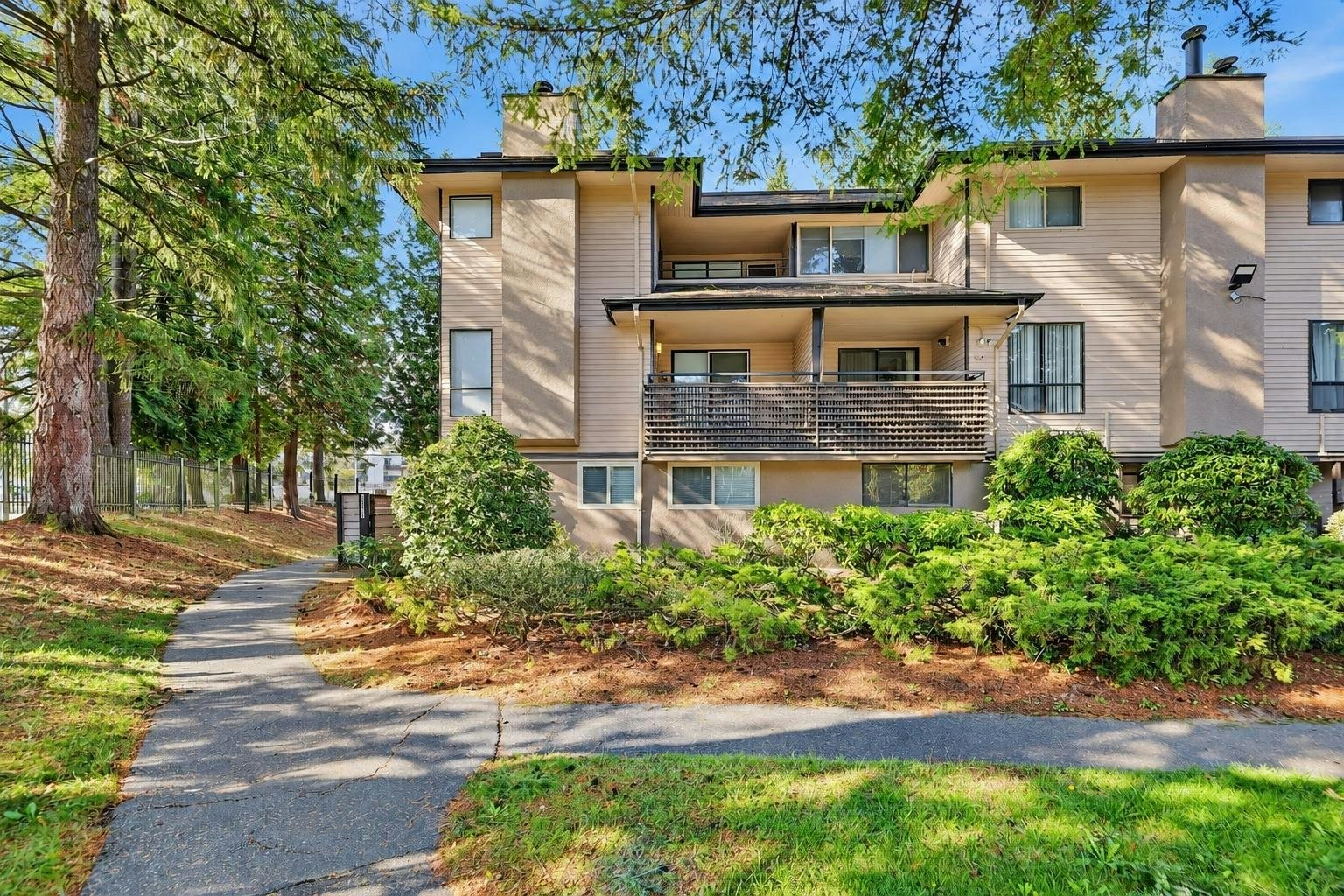 10511 Holly Park Lane, Surrey, BC, V3R 6X8