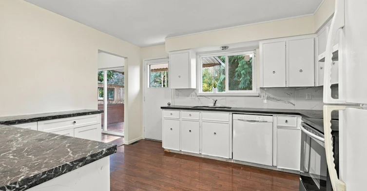 14036 102a Avenue, Surrey, BC, V3T 1P9 - 8
